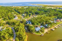 กระท่อมริมลำธารที่ Dauphin Island: เดินไปยังหาด Gulf! - บังกะโล