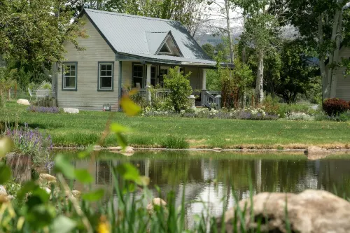 Apple Orchard Inn - parking