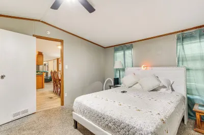 13 Mi to OKC Edmond Home with Pool Access! Hoteles en Edmond