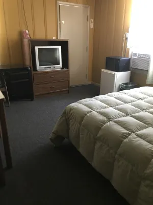 Coronado West Motel - parking