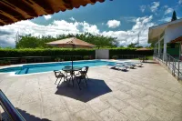 Amazilia Hotel Campestre Ubicado en Cerritos Cerca a Ukumari - piscina