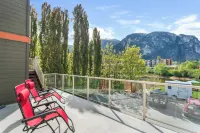 Squamish Adventure Inn - Mountain view