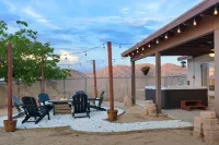 Alana House - Pool, Hot Tub, BBQ, Fire Pit + Walk to Hikes! 4 Bedroom Home by Redawning Hotel a Joshua Tree