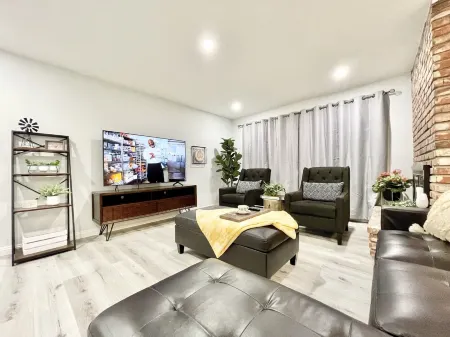 3BR/2BA Near the BLVD - Parking, Laundry, Sleep 10