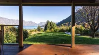 Cute Cottage with Hot Tub & Uninterrupted Lake Views