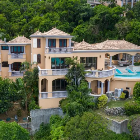 Villa Delfina- Private Beach! Spacious 5 Bedroom Villa in Lower Peter Bay! Отели в г. Сентрал