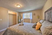 Whispering Oaks Broken Bow Cottage Near Hiking! - parking