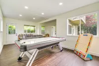 Deck + Game Room: Redmond Home ~ 17 Mi to Seattle