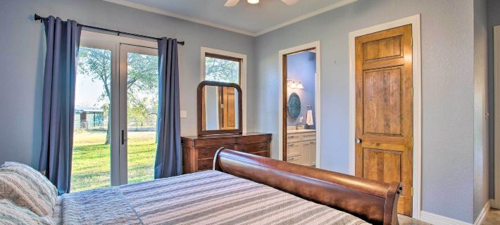 Charming Gainesville Retreat: Barn, Horses Welcome Hotels in Cooke County