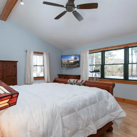 Spacious 5-bedroom chalet with AC and WiFi in charming Chester