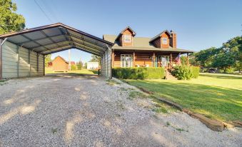 Incredible Log Home: 1 Mile from Lake Tenkiller