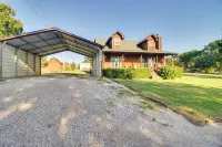 Incredible Log Home: 1 Mile from Lake Tenkiller - Pet-friendly