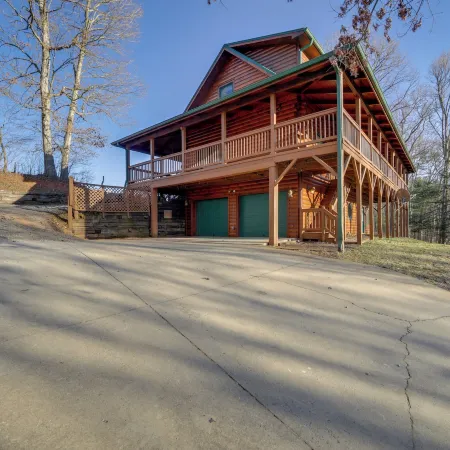 Deck and Mtn Views! Luxe Log Cabin in Waynesville