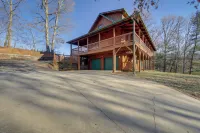 Deck and Mtn Views! Luxe Log Cabin in Waynesville - Wifi