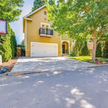 6 Mi to Autzen Stadium: Family Home w/ Hot Tub!
