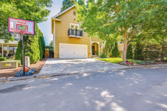 6 Mi to Autzen Stadium: Family Home w/ Hot Tub!