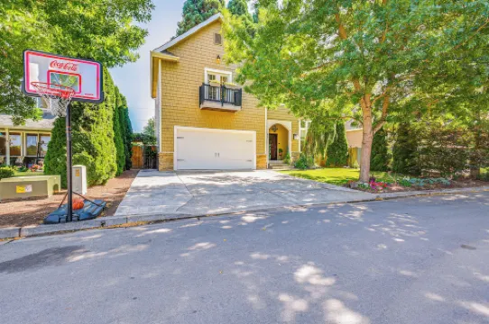 6 マイル トゥ オーツェン スタジアム: ファミリー ホーム ウィズ ホットタブ！