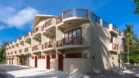 White Sand Dhigurah Отели рядом с достопримечательностью «Sunset beach»