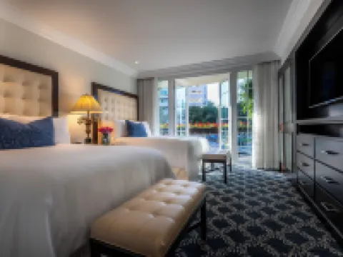 Beverly Hills Plaza Hotel & Spa Hotels in der Nähe von Getty Center