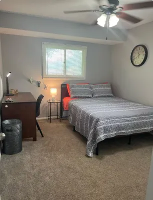 Charming 3-bedroom Renovated Ranch Home in Mentor, fenced in private back yard! 멘터 호텔