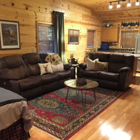 Paynes Place- A Charming 2-bedroom cabin close to Blanchard Caverns/ Mirror Lake