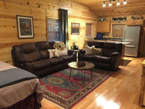 Paynes Place- A Charming 2-bedroom cabin close to Blanchard Caverns/ Mirror Lake