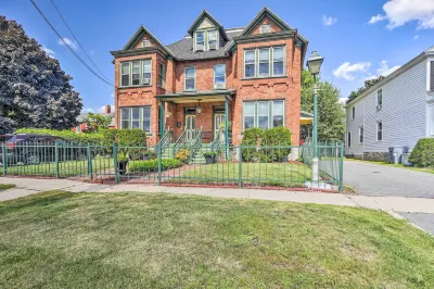 Historic Apartment - Half Mi to Lake Champlain! Hotel dekat The Strand Center for the Arts