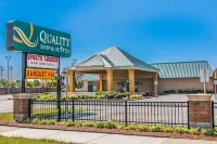 Quality Inn & Suites Banquet Center Hotels in Livonia