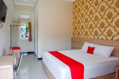 RedDoorz Plus @ Jl Pemuda Pati Hotels near Alun Alun Kembangjoyo Pati