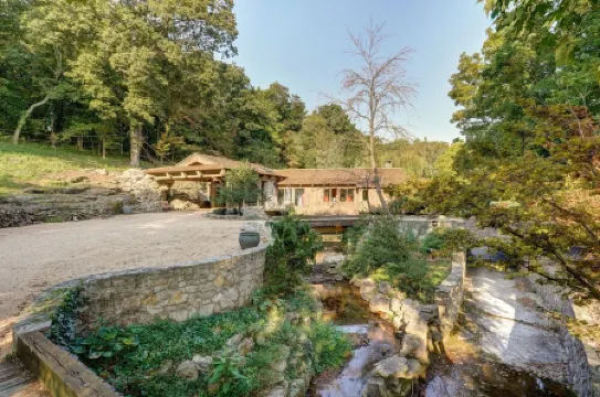 African Queen, Private Lake and Indoor Hot Tub on 4 acres