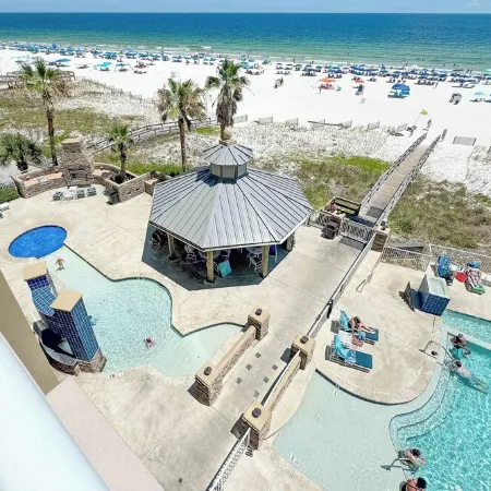 NEW LISTING Escapes/Spacious 2br2ba/1600+sq ft/New decor/Beachfront/