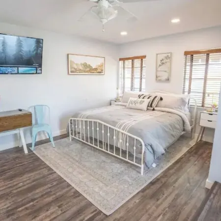Cam Heights Hideaway w/ Full Kitchen & King Bed