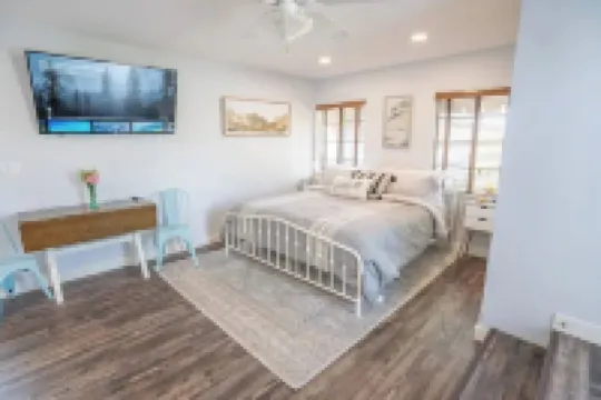 Cam Heights Hideaway w/ Full Kitchen & King Bed