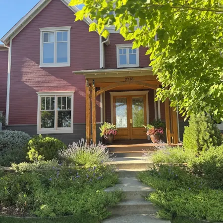 5-Bedroom Pet-Friendly Lake Home with Mountain View