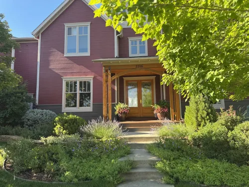 5-Bedroom Pet-Friendly Lake Home with Mountain View