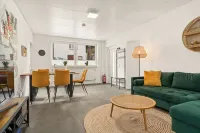 Flamingo - Design Old Building, Central, Terrace, PS4 & Stream Hotels in Frankenberg