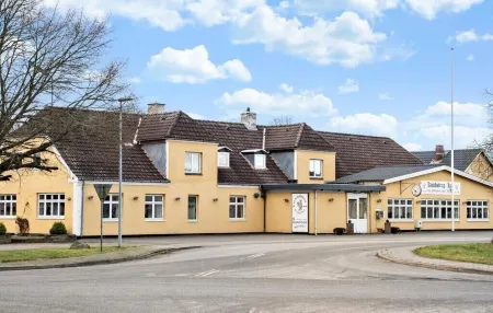 Knudstrup Kro & Hotel Отели в г. Engesvang