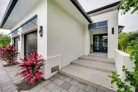 Contemporary Naples Home w/ Outdoor Kitchen & Pool - 3-Star