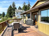 Delightful 3-bedroom house with WiFi in Juneau, AK, centrally located.