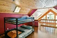Creekside Cabin. 9mi to Lassen. EV Charging, Pet Friendly! Các khách sạn gần Subway Cave