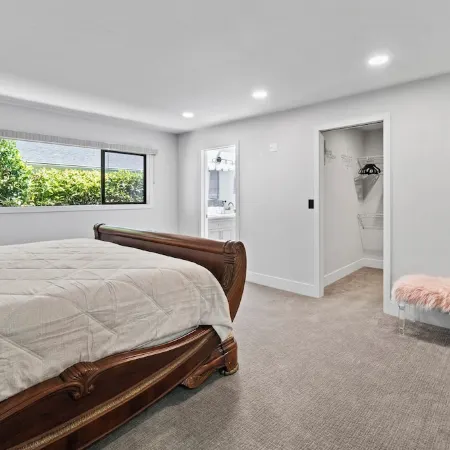 Private Beach in Little Norway, Hot Tub, 4000 sqft and more!