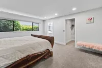 Private Beach in Little Norway, Hot Tub, 4000 sqft and more!