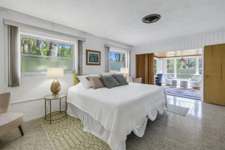 Rainbow River mid-century Estate Sleeps 22+ people and guarantees unlimited fun! Отели в г. Даннеллон