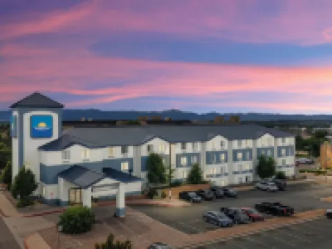 Days Inn by Wyndham Thornton ソーントンのホテル