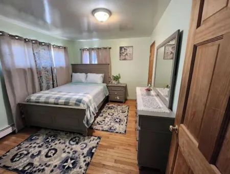 Cheerful 2-Bedroom Home With On Premises Parking Отели в г. Север Амитивилл