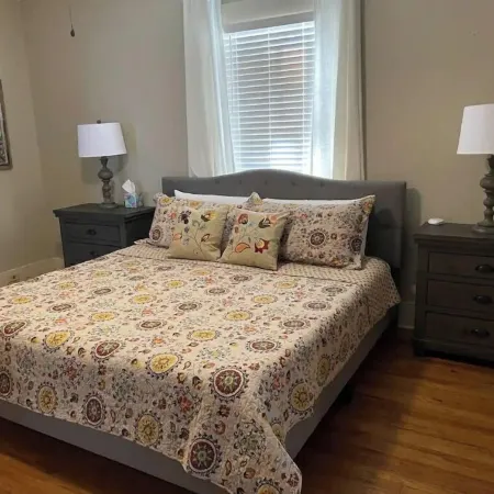 Charming 1930's Euclid Ave Bungalow Отели в г. Лорел