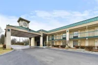 Farragut Inn & Suites