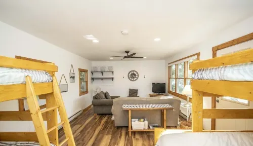 Eagle River Retreat w/ Bunkhouse on the Chain. Sleeps 12. Hotel a Washington