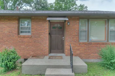 Fenced yard, pet friendly, strong wifi. Near MTSU, food and shopping.