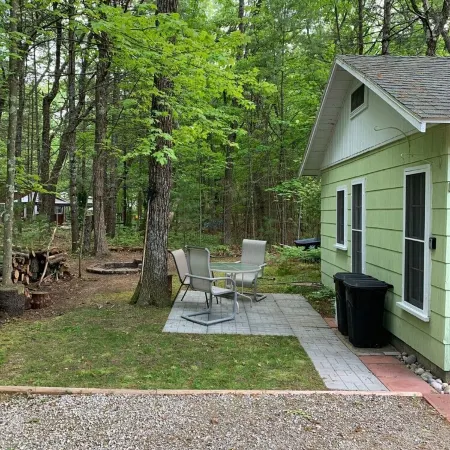 Lake Huron access wooded 2-bedroom cottage with WiFi in charming Oscoda